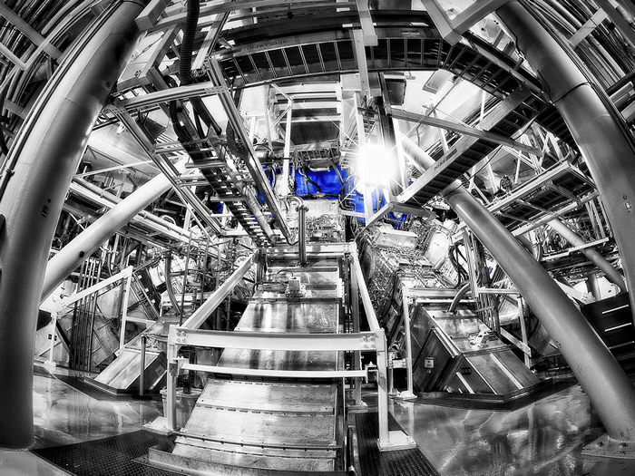 LLNL 국립점화시설 표적 챔버 주변의 대형 레이저 광학설비