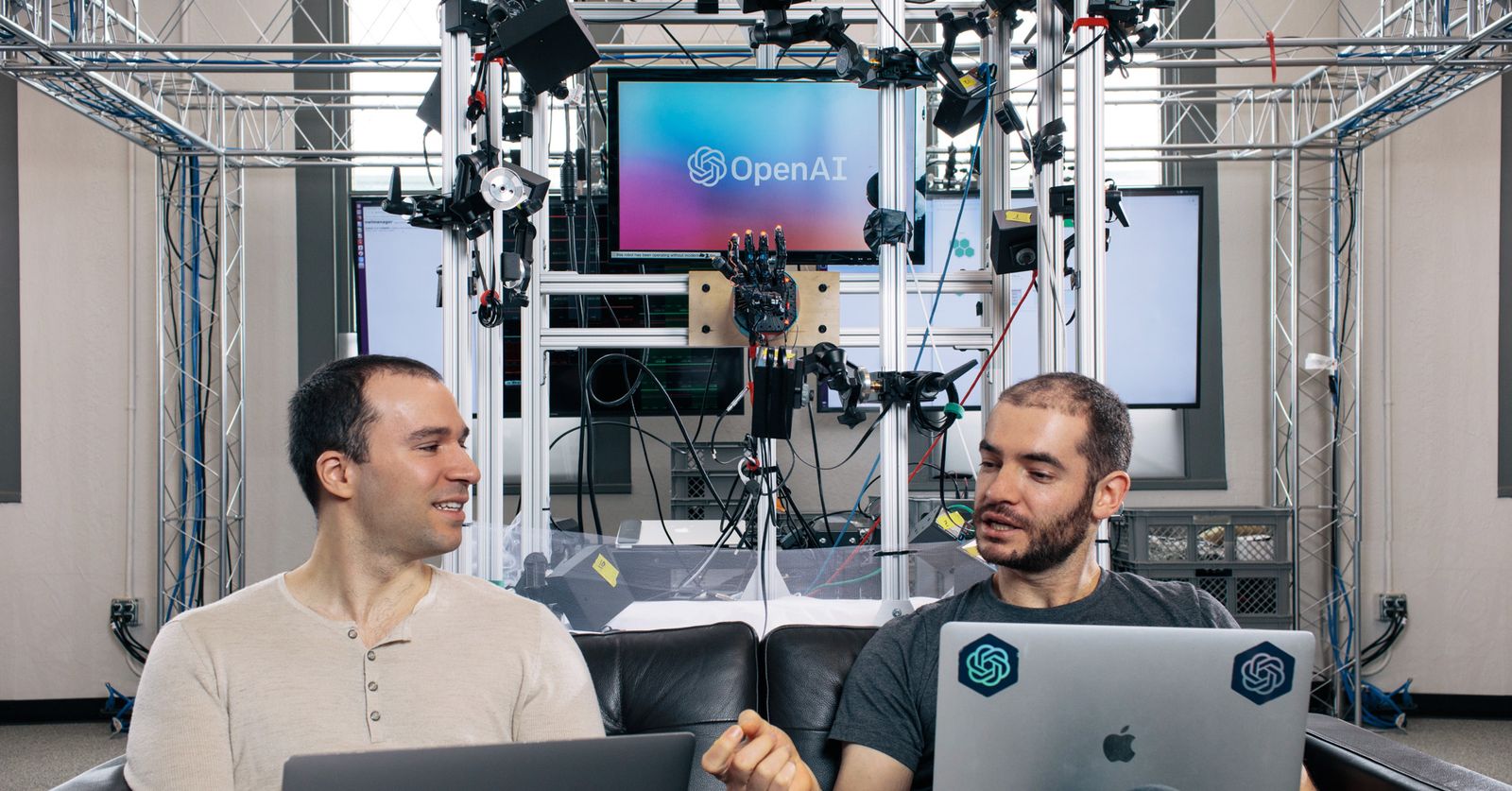 로봇 연구장비 앞에서 토론하는 OpenAI 공동창업자 일리야 수츠케버와 그레그 브록먼